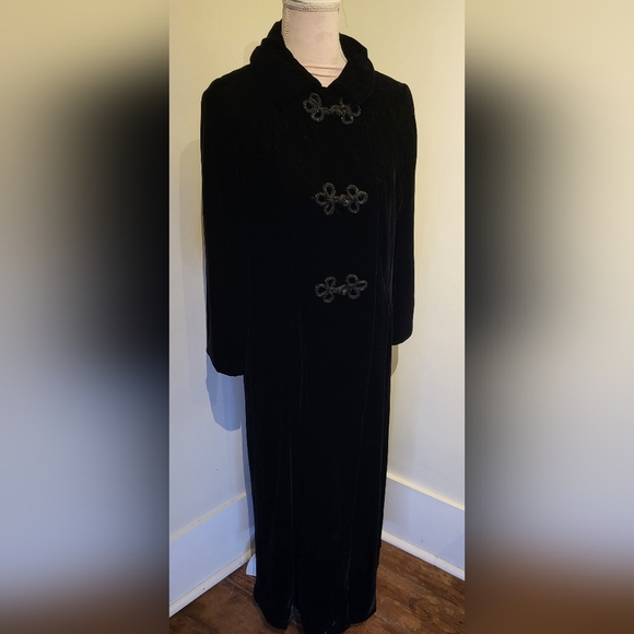 Jackets & Blazers - Elegant Black Long Velvet Evening Coat with Decorative Buttons